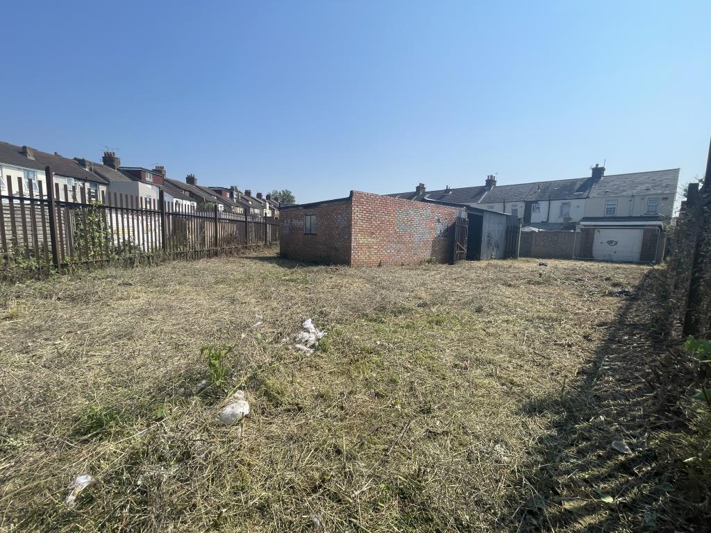 Lot: 66 - DEVELOPMENT OPPORTUNITY WITH OUTLINE PLANNING FOR TWO DETACHED BUNGALOWS - second outside image of site looking east from other western corner
